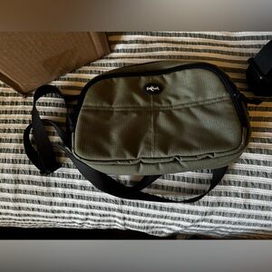 Eagle Creek Crossbody, Travel Bag Gear/ Organizer/Day Bag/Purse, Olive green